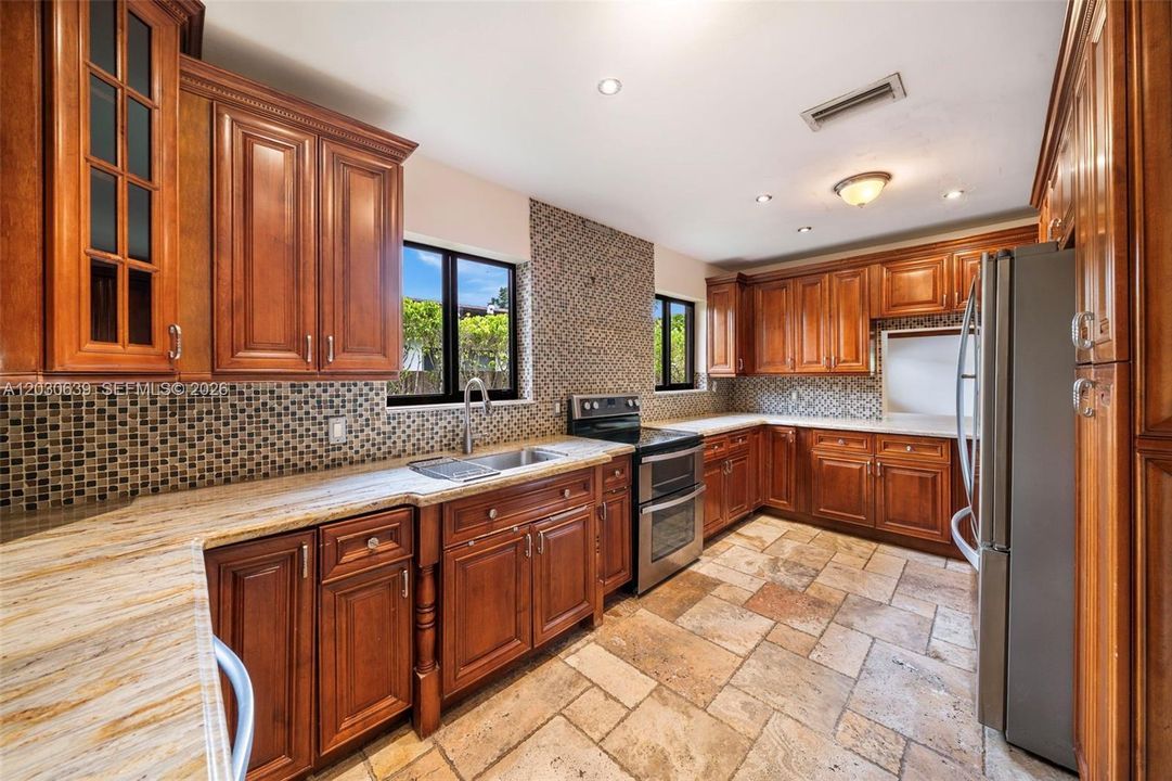 En Venta: $1,250,000 (4 camas, 2 baños, 2150 Pies cuadrados)