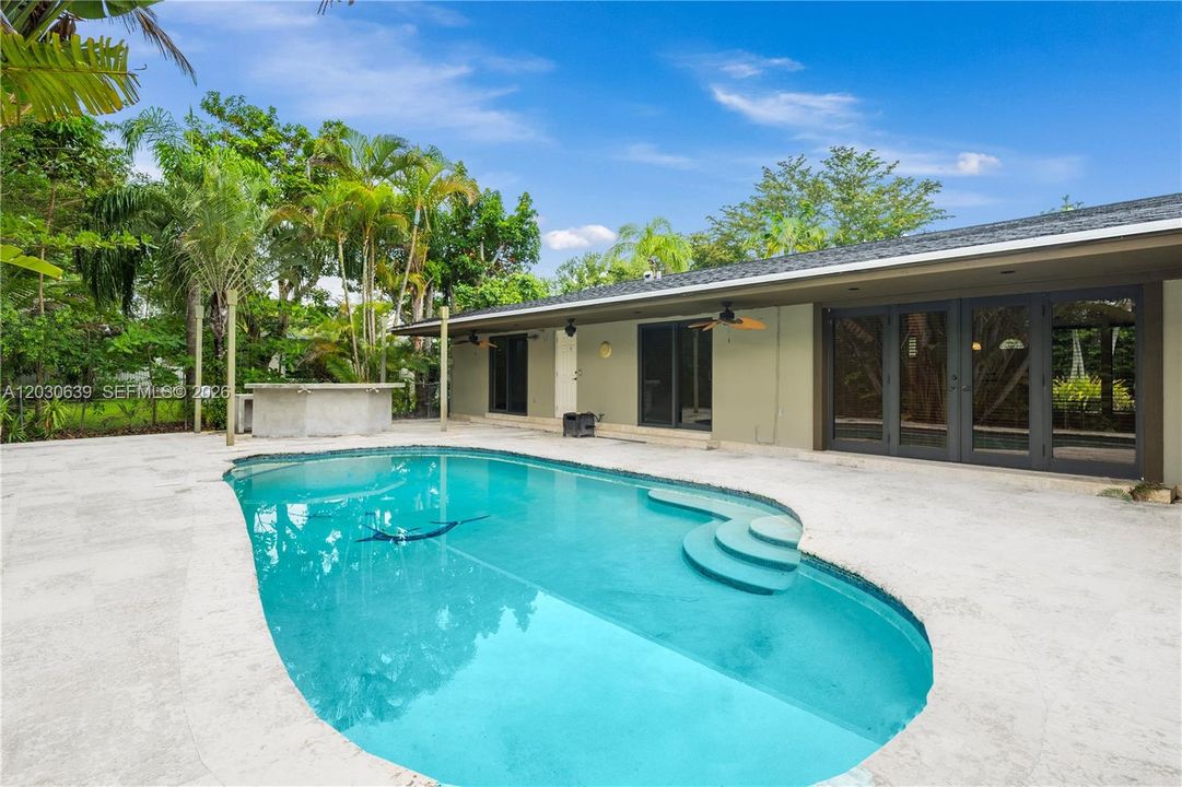En Venta: $1,250,000 (4 camas, 2 baños, 2150 Pies cuadrados)