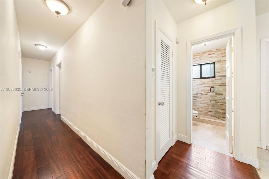 En Venta: $1,250,000 (4 camas, 2 baños, 2150 Pies cuadrados)