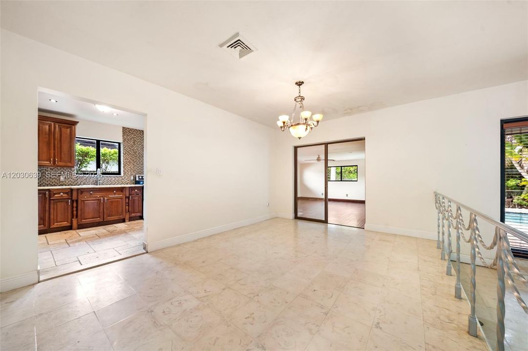 En Venta: $1,250,000 (4 camas, 2 baños, 2150 Pies cuadrados)