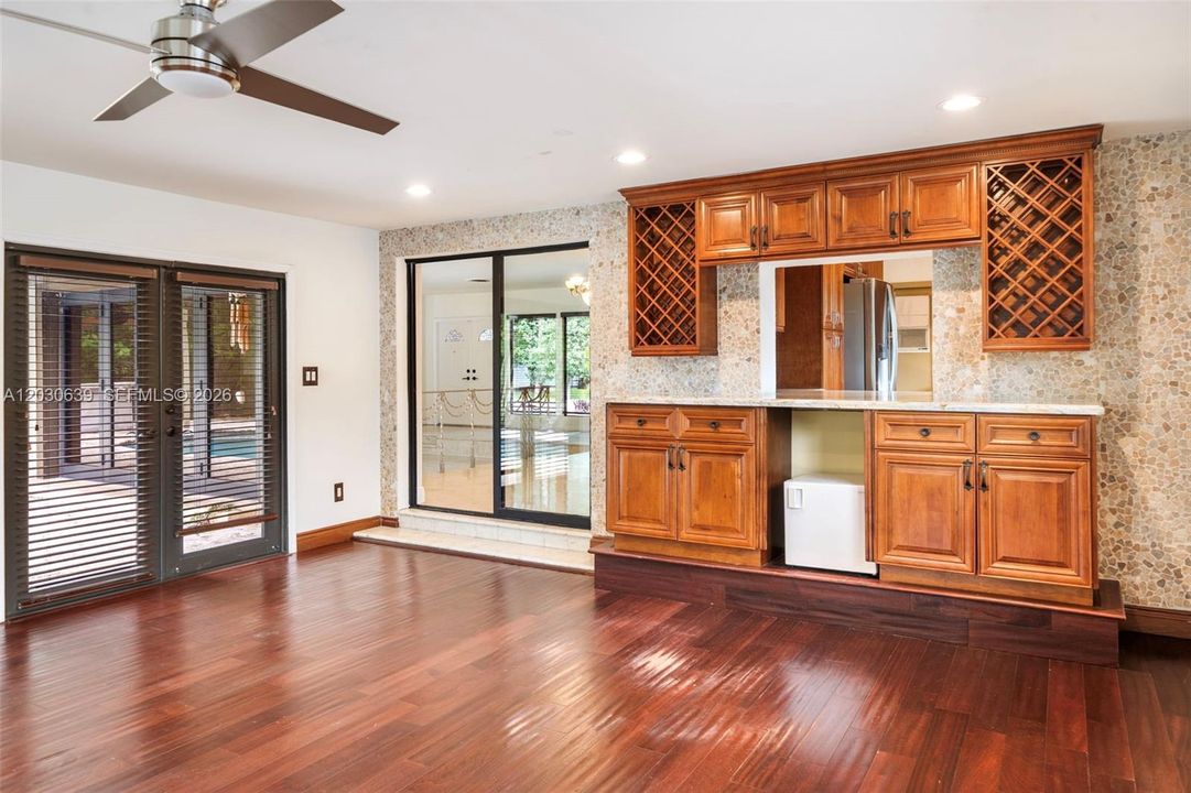 En Venta: $1,250,000 (4 camas, 2 baños, 2150 Pies cuadrados)