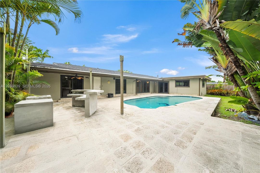 En Venta: $1,250,000 (4 camas, 2 baños, 2150 Pies cuadrados)