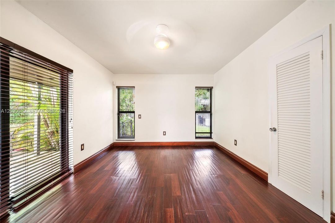 En Venta: $1,250,000 (4 camas, 2 baños, 2150 Pies cuadrados)