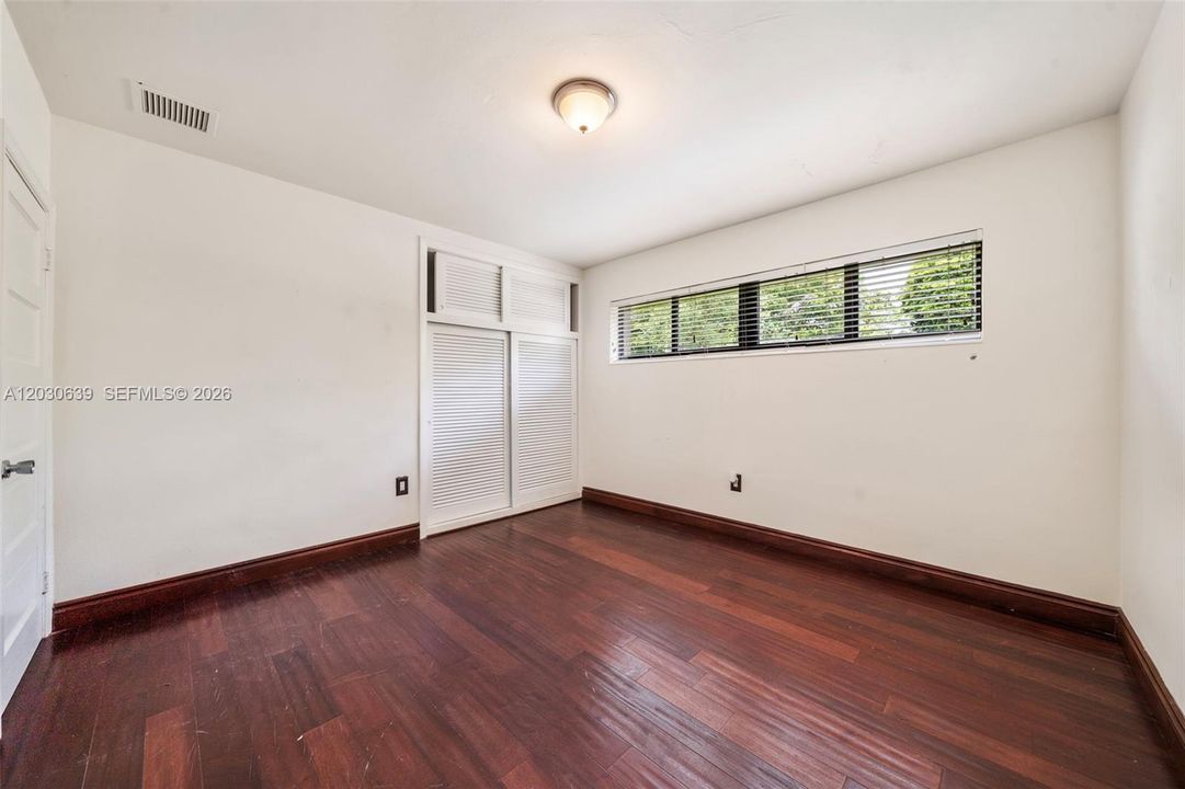 En Venta: $1,250,000 (4 camas, 2 baños, 2150 Pies cuadrados)