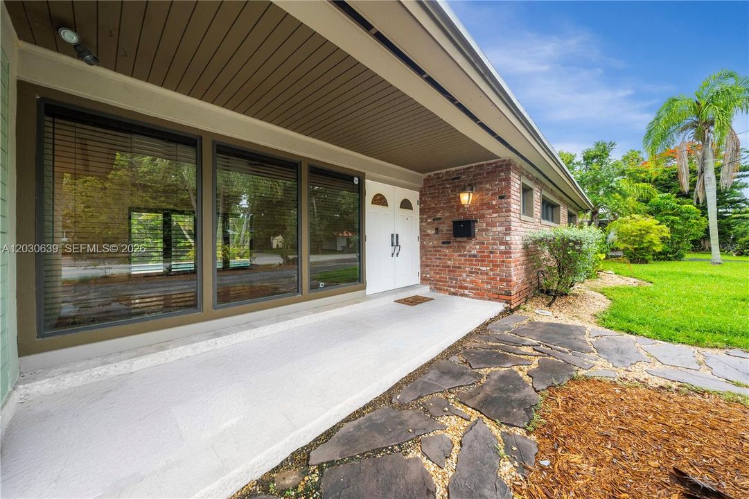 En Venta: $1,250,000 (4 camas, 2 baños, 2150 Pies cuadrados)