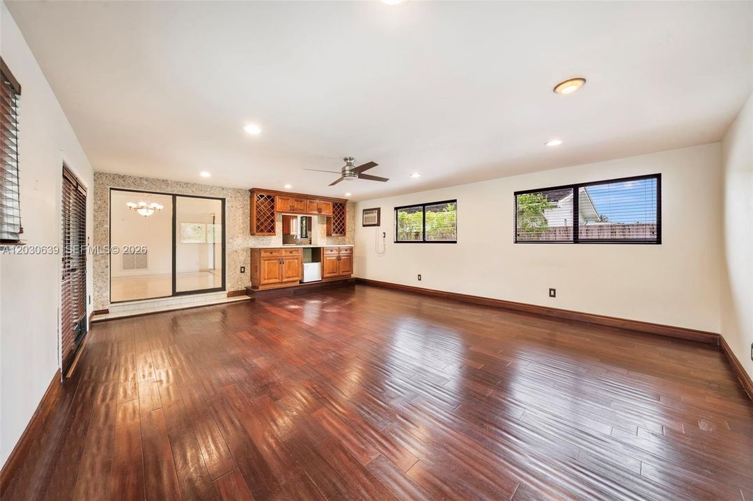 En Venta: $1,250,000 (4 camas, 2 baños, 2150 Pies cuadrados)
