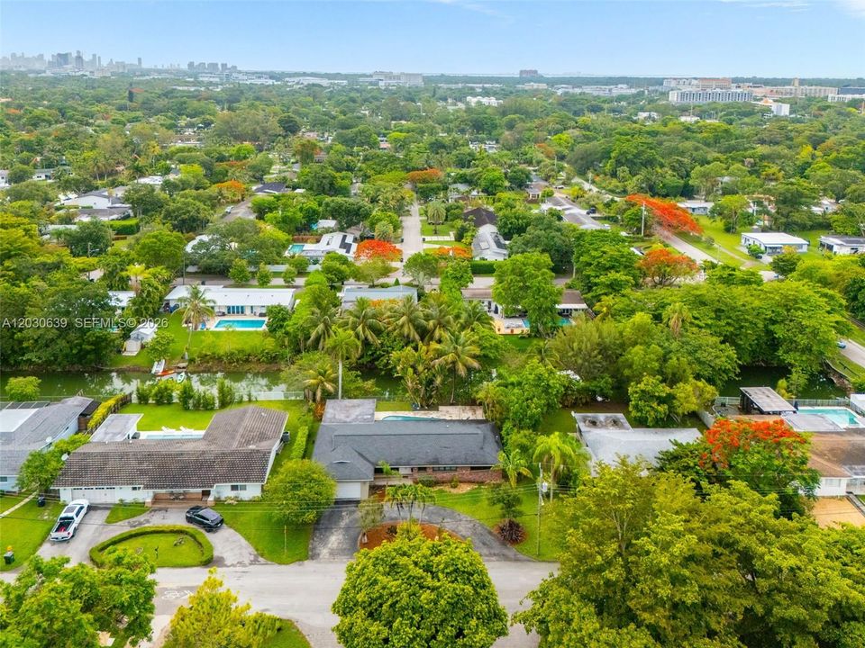 En Venta: $1,250,000 (4 camas, 2 baños, 2150 Pies cuadrados)