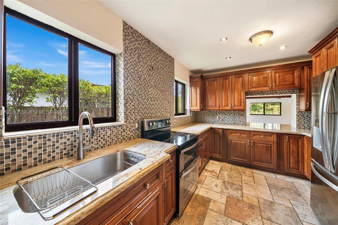 En Venta: $1,250,000 (4 camas, 2 baños, 2150 Pies cuadrados)