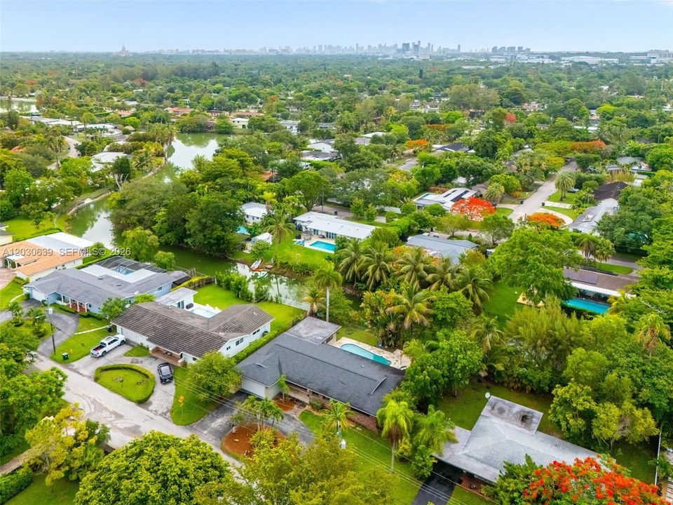 En Venta: $1,250,000 (4 camas, 2 baños, 2150 Pies cuadrados)