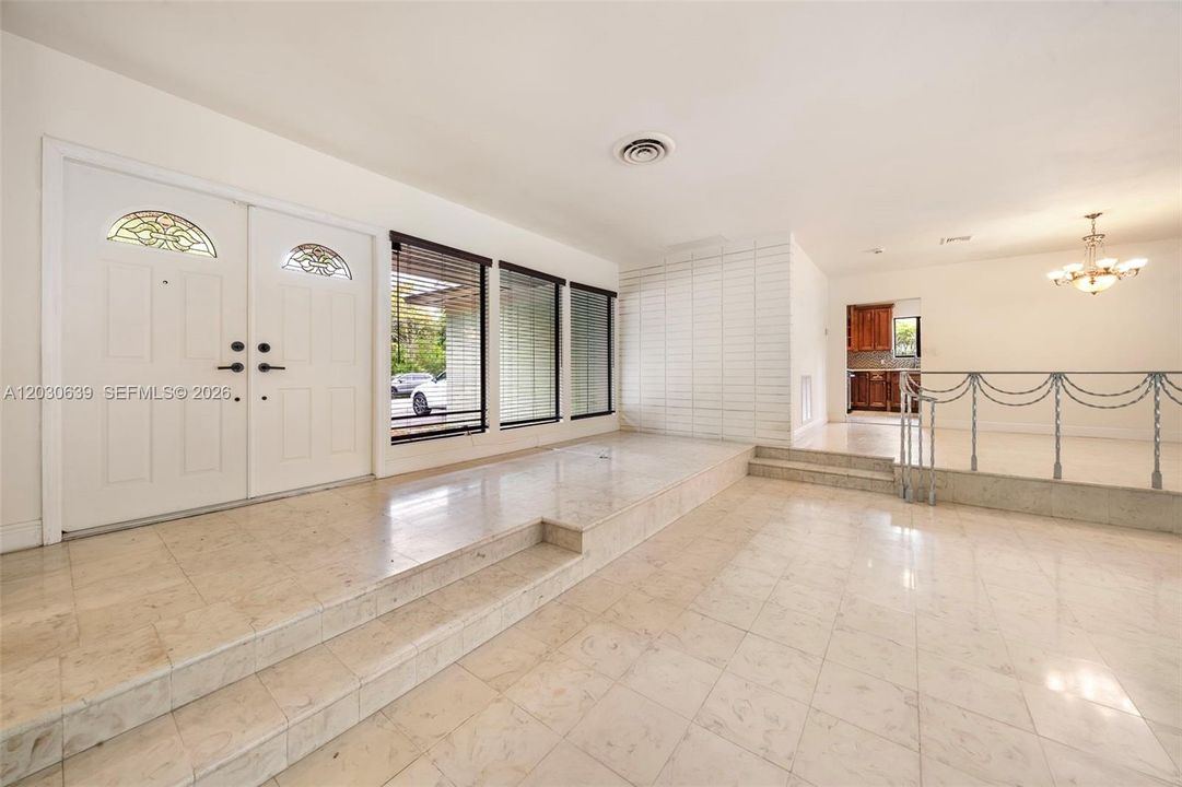 En Venta: $1,250,000 (4 camas, 2 baños, 2150 Pies cuadrados)