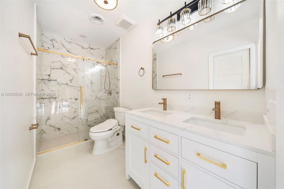 En Venta: $1,250,000 (4 camas, 2 baños, 2150 Pies cuadrados)