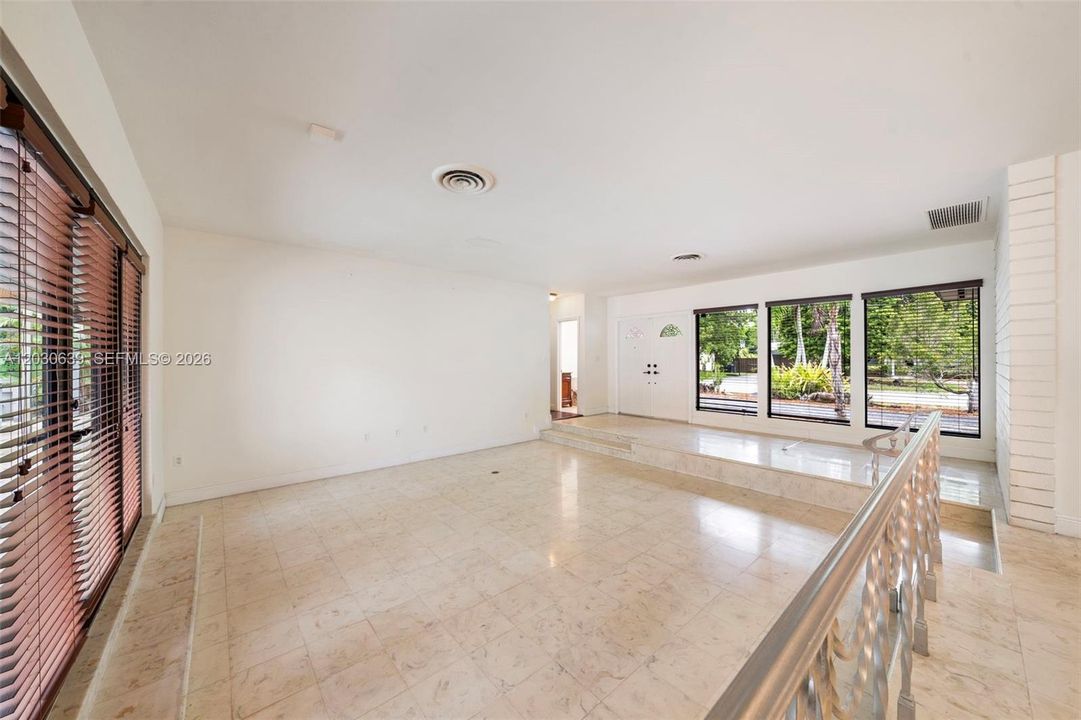 En Venta: $1,250,000 (4 camas, 2 baños, 2150 Pies cuadrados)