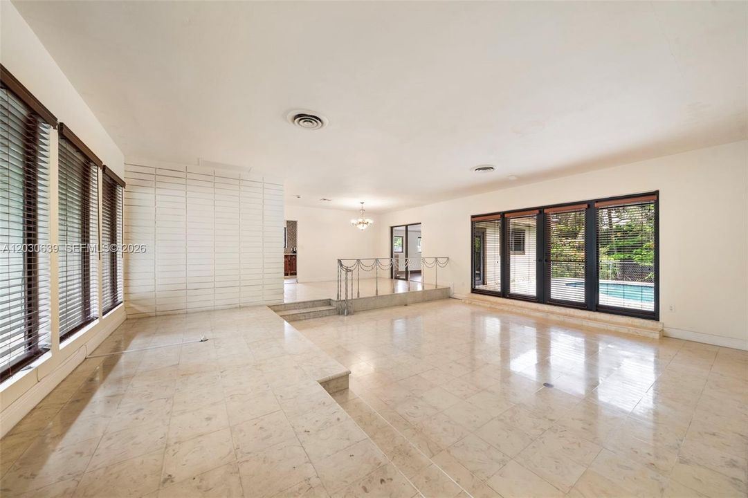 En Venta: $1,250,000 (4 camas, 2 baños, 2150 Pies cuadrados)