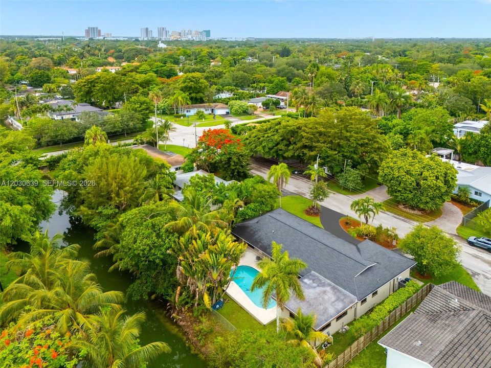 En Venta: $1,250,000 (4 camas, 2 baños, 2150 Pies cuadrados)