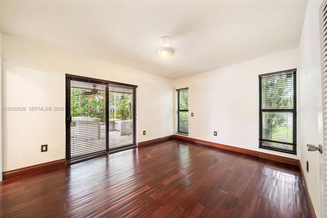 En Venta: $1,250,000 (4 camas, 2 baños, 2150 Pies cuadrados)