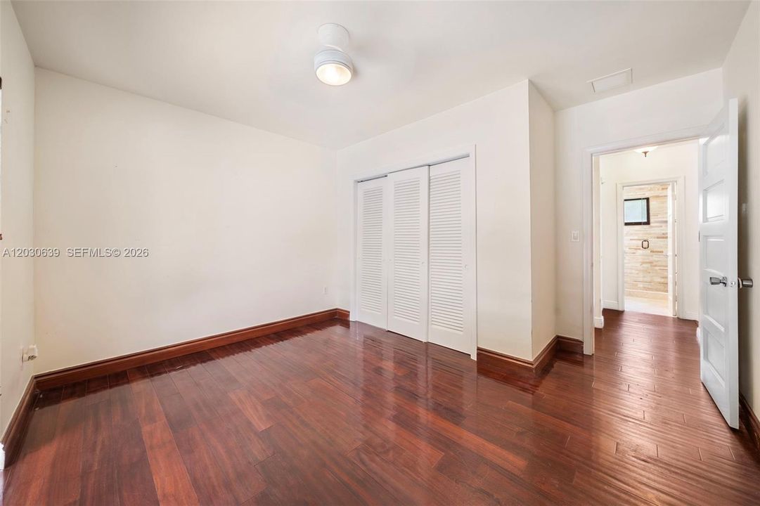 En Venta: $1,250,000 (4 camas, 2 baños, 2150 Pies cuadrados)
