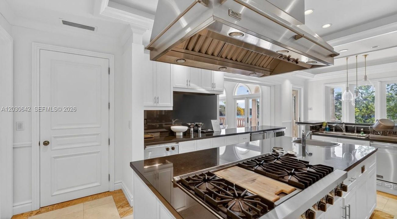 For Rent: $150,000 (9 beds, 8 baths, 10964 Square Feet)