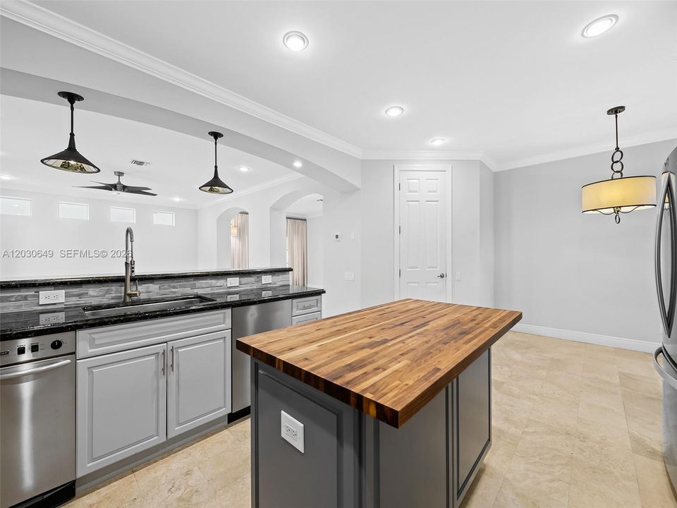 На продажу: $2,999,000 (4 спален, 5 ванн, 3937 Квадратных фут)