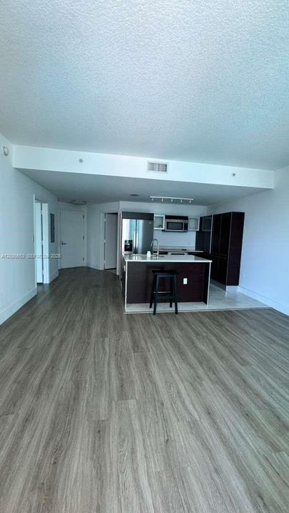 For Rent: $2,800 (1 beds, 1 baths, 780 Square Feet)