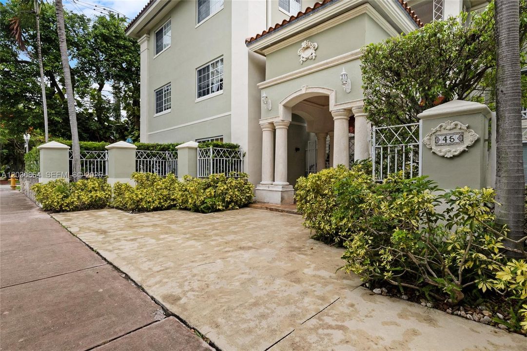 For Rent: $2,650 (2 beds, 1 baths, 740 Square Feet)