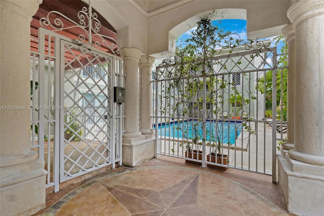 For Rent: $2,650 (2 beds, 1 baths, 740 Square Feet)