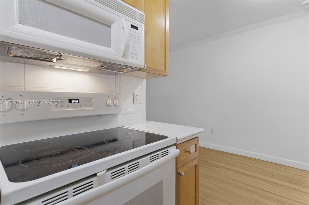 For Rent: $2,650 (2 beds, 1 baths, 740 Square Feet)