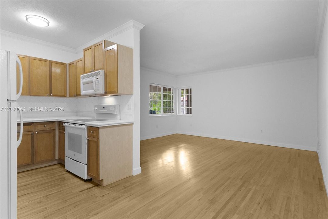 For Rent: $2,650 (2 beds, 1 baths, 740 Square Feet)