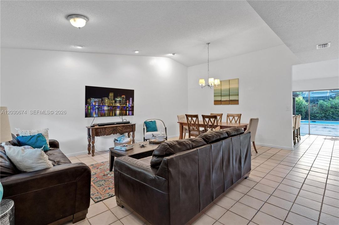 En Venta: $665,000 (3 camas, 3 baños, 1593 Pies cuadrados)