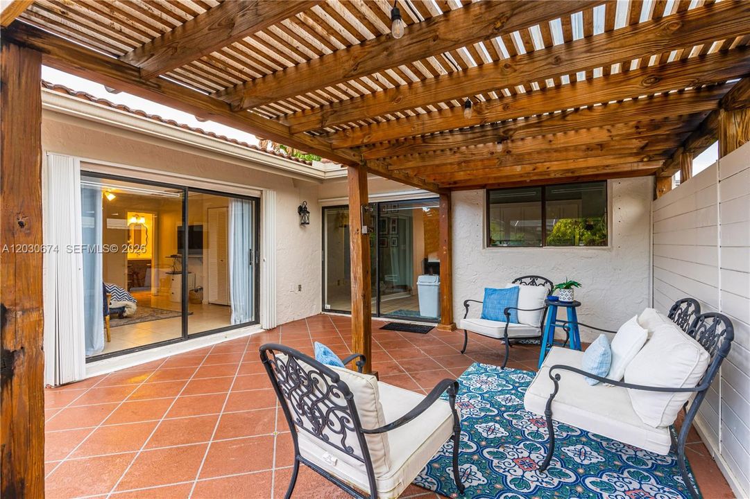 En Venta: $665,000 (3 camas, 3 baños, 1593 Pies cuadrados)