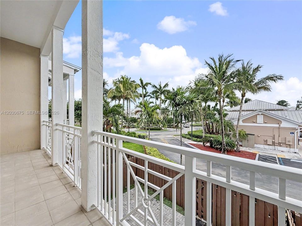 En Venta: $695,000 (3 camas, 2 baños, 2062 Pies cuadrados)