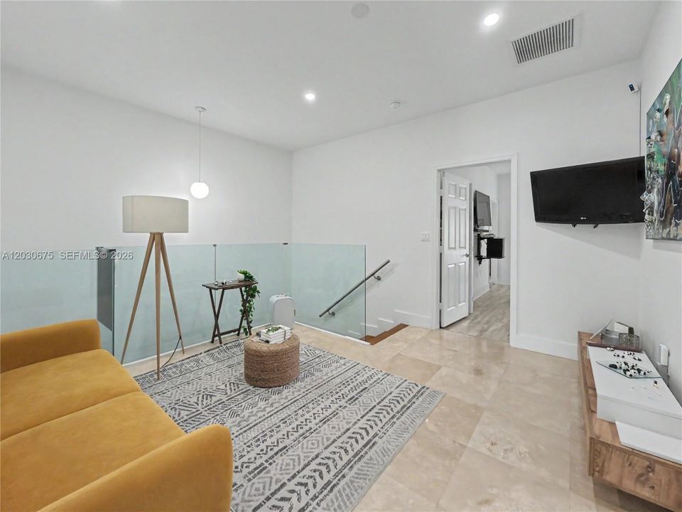 En Venta: $695,000 (3 camas, 2 baños, 2062 Pies cuadrados)