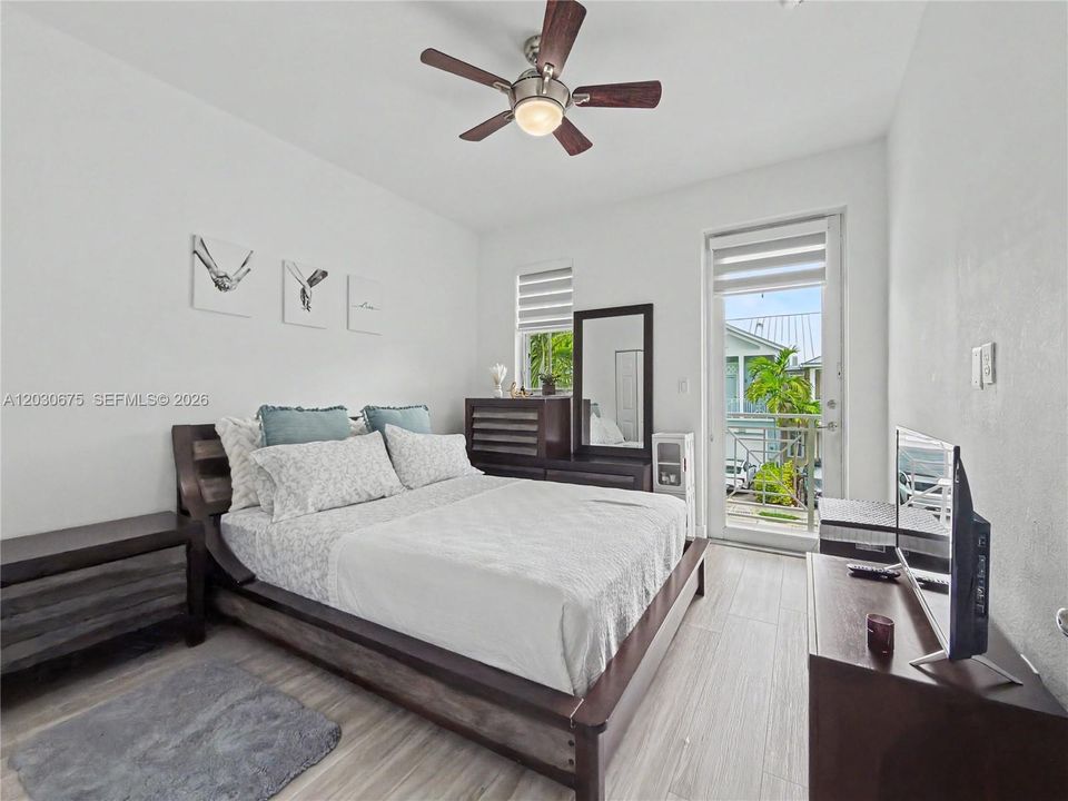 En Venta: $695,000 (3 camas, 2 baños, 2062 Pies cuadrados)