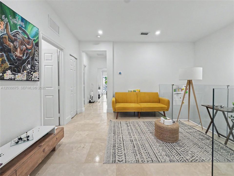 En Venta: $695,000 (3 camas, 2 baños, 2062 Pies cuadrados)
