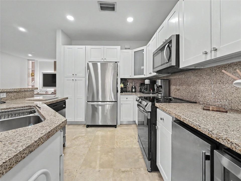 En Venta: $695,000 (3 camas, 2 baños, 2062 Pies cuadrados)