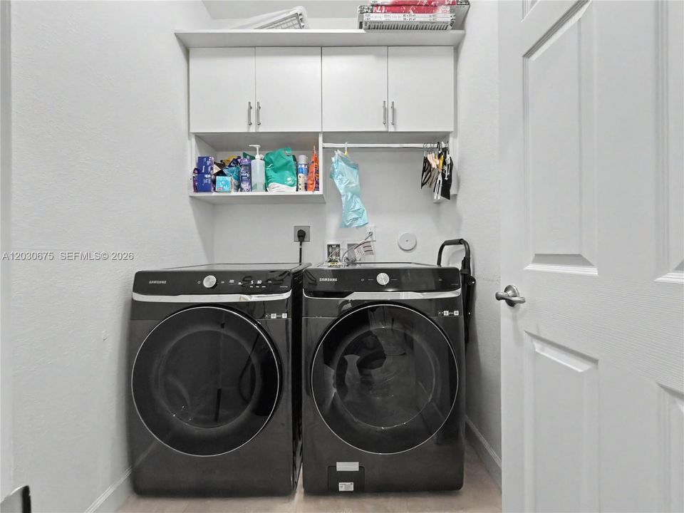 En Venta: $695,000 (3 camas, 2 baños, 2062 Pies cuadrados)