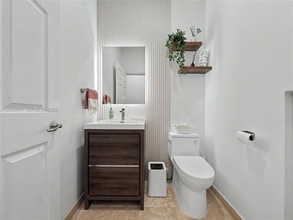 En Venta: $695,000 (3 camas, 2 baños, 2062 Pies cuadrados)