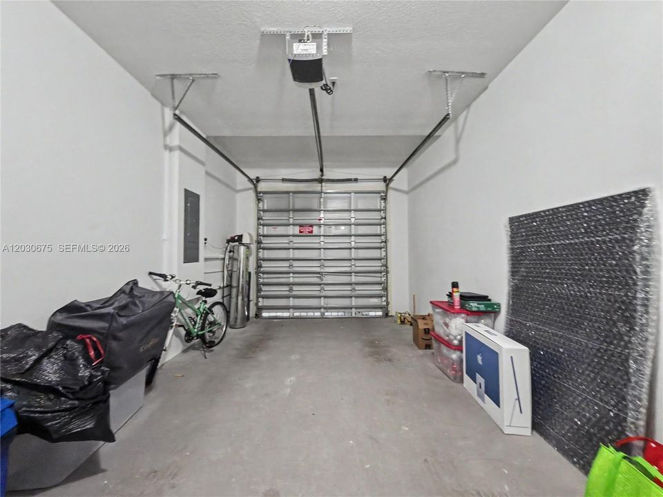 En Venta: $695,000 (3 camas, 2 baños, 2062 Pies cuadrados)