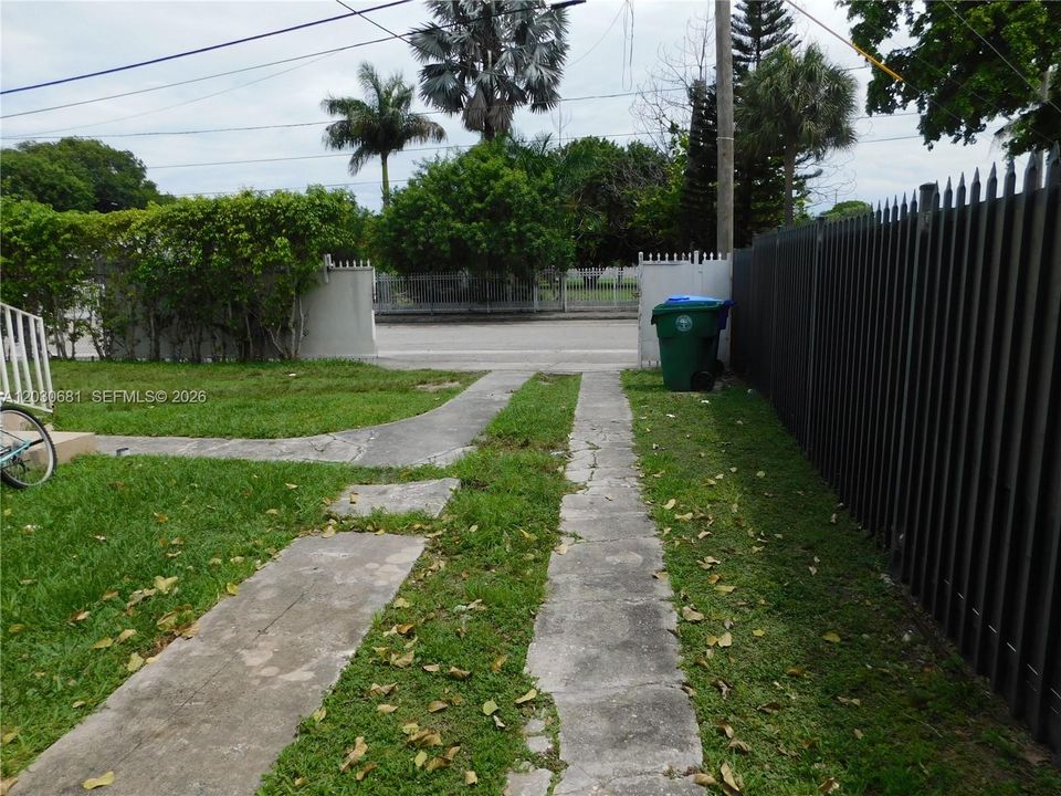 For Rent: $2,300 (2 beds, 1 baths, 650 Square Feet)