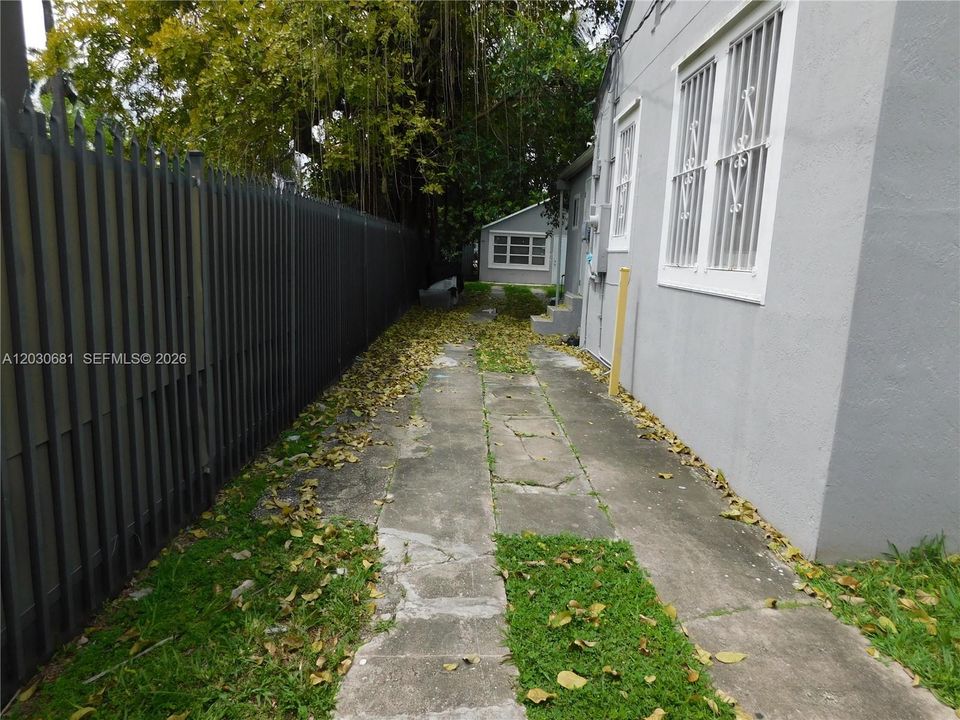 For Rent: $2,300 (2 beds, 1 baths, 650 Square Feet)
