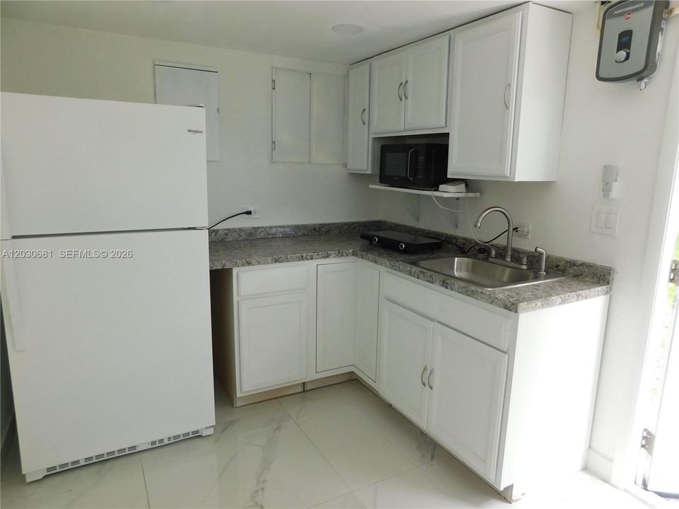 For Rent: $2,300 (2 beds, 1 baths, 650 Square Feet)