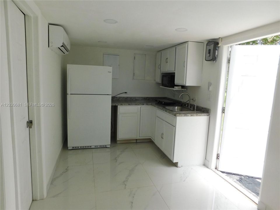 For Rent: $2,300 (2 beds, 1 baths, 650 Square Feet)