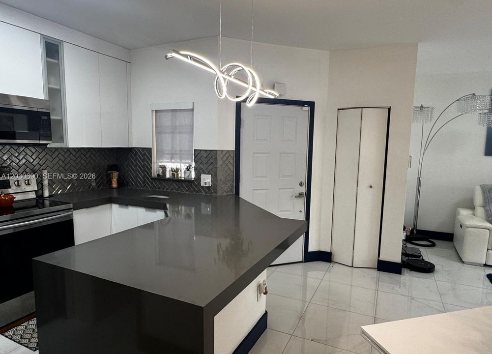 В аренду: $2,300 (2 спален, 1 ванн, 957 Квадратных фут)