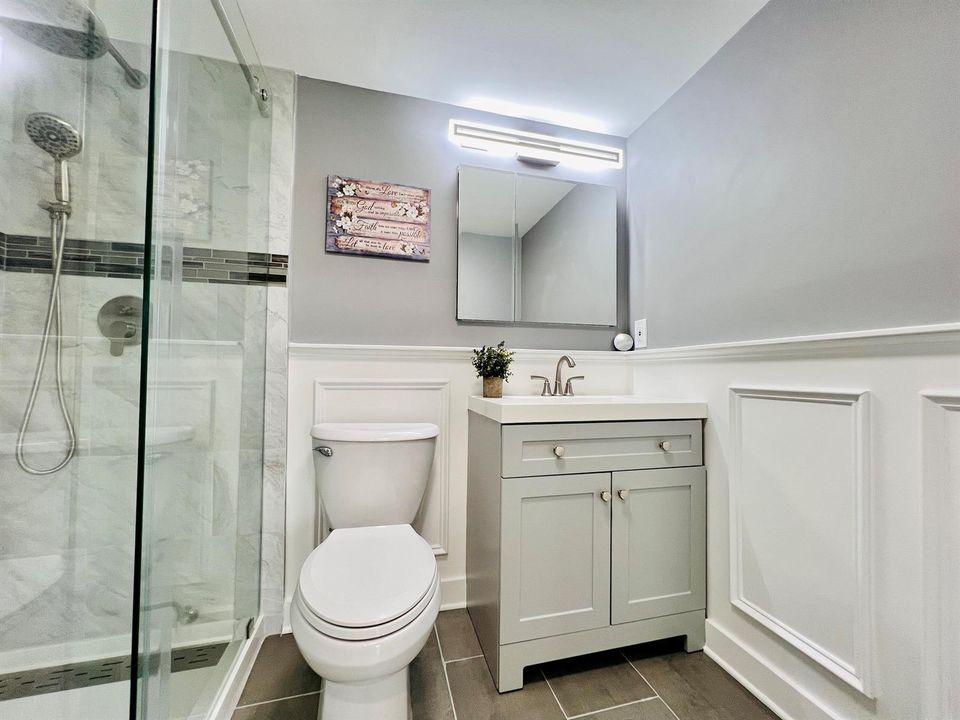Updated Full Ensuite Bath