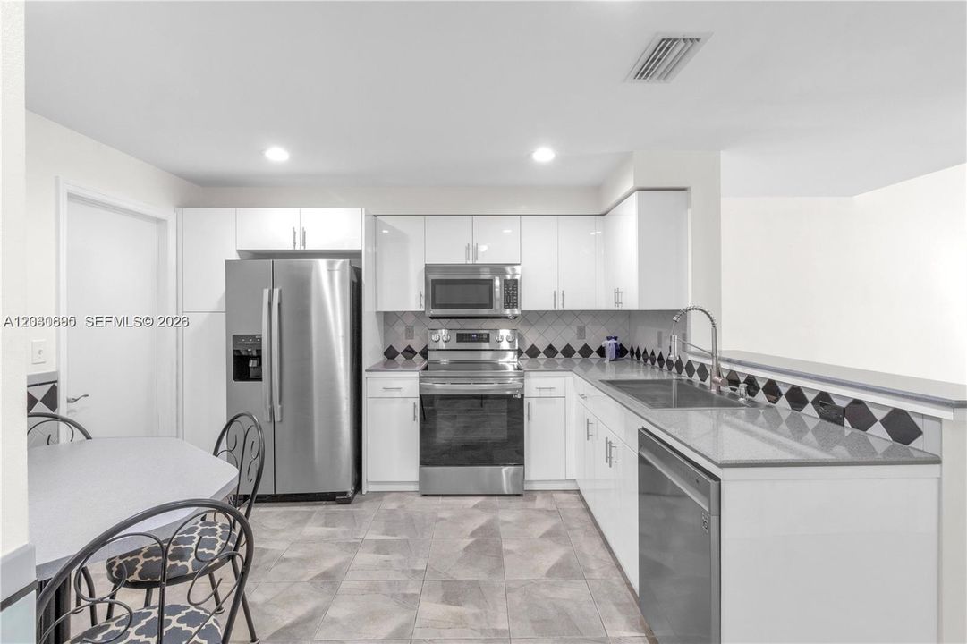 For Rent: $2,995 (2 beds, 2 baths, 1131 Square Feet)