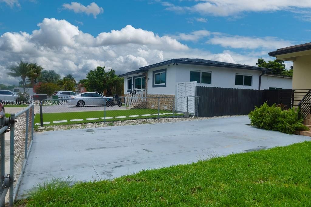 For Sale: $550,000 (3 beds, 2 baths, 1040 Square Feet)