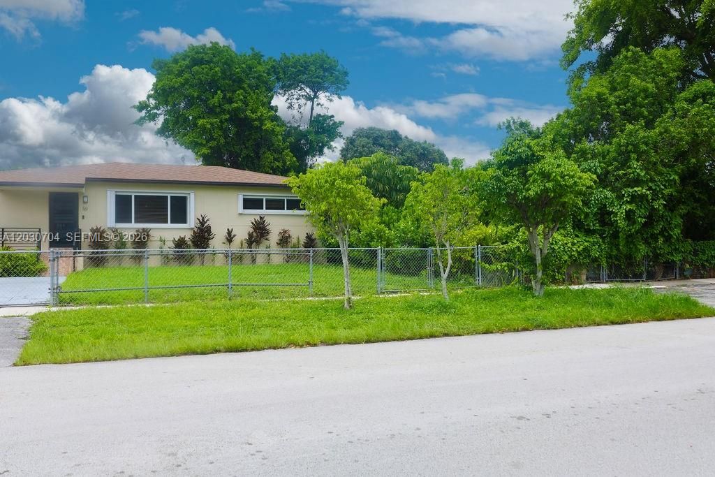 For Sale: $550,000 (3 beds, 2 baths, 1040 Square Feet)