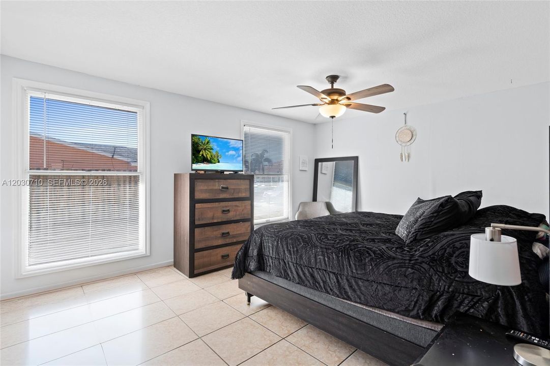 For Sale: $330,000 (3 beds, 2 baths, 1290 Square Feet)
