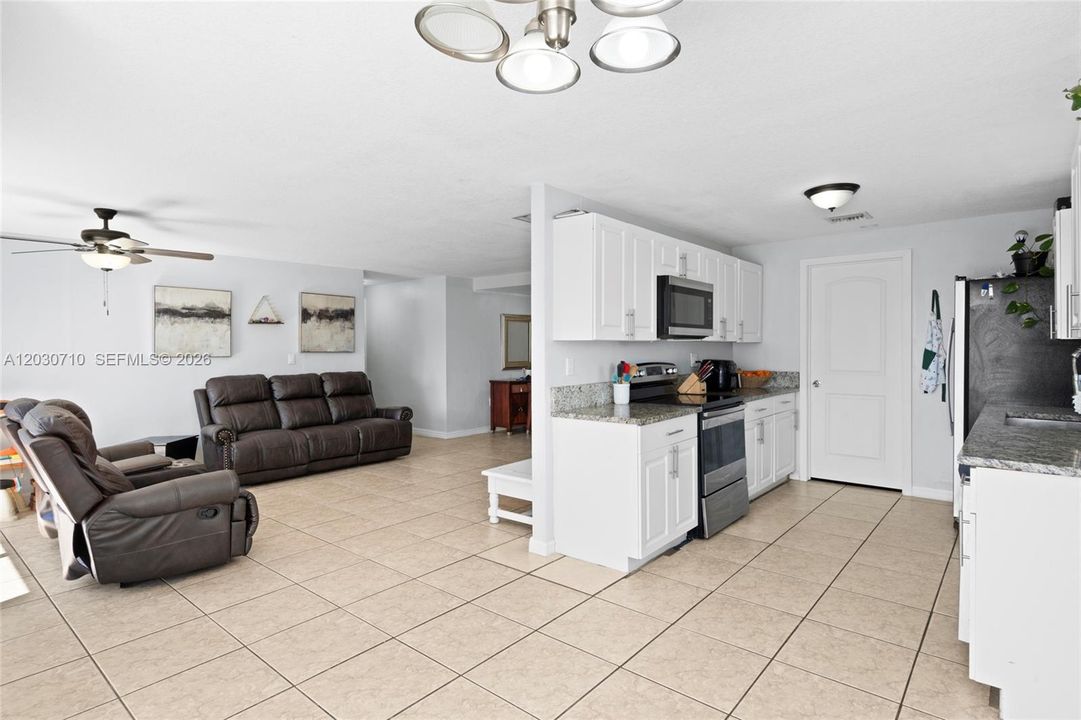 For Sale: $330,000 (3 beds, 2 baths, 1290 Square Feet)