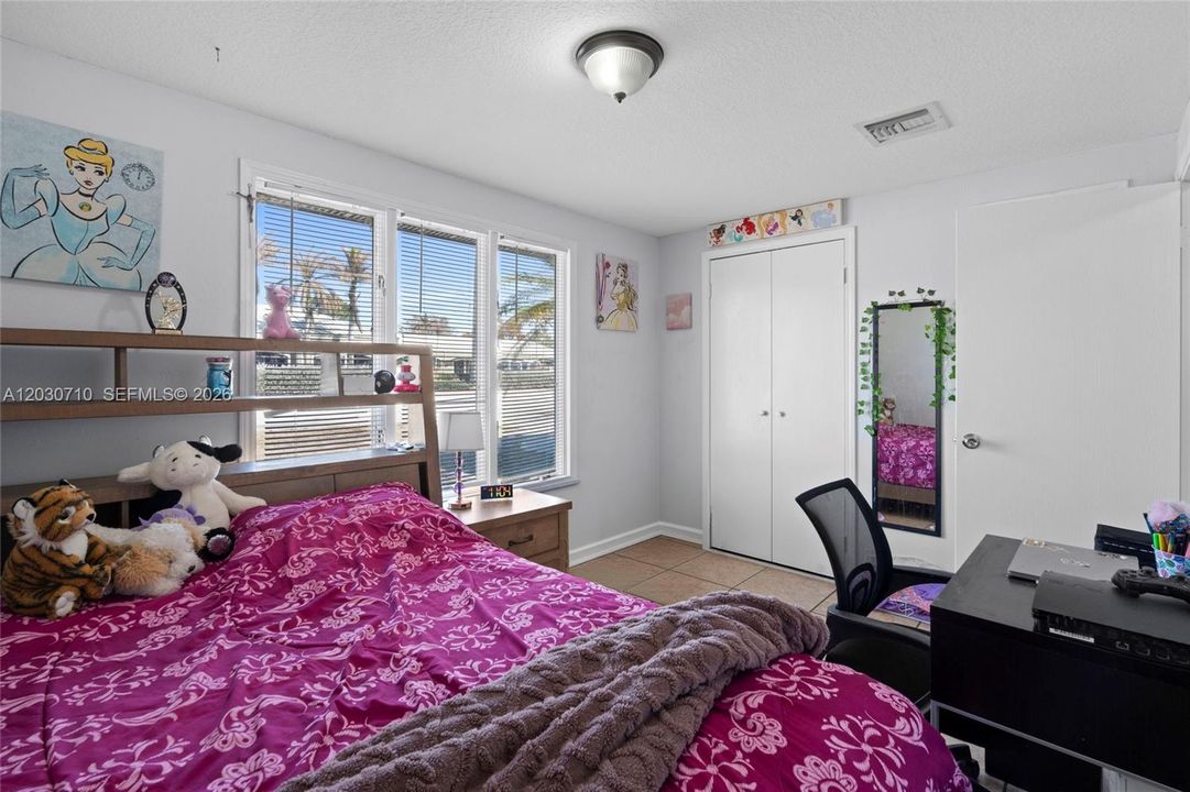 For Sale: $330,000 (3 beds, 2 baths, 1290 Square Feet)