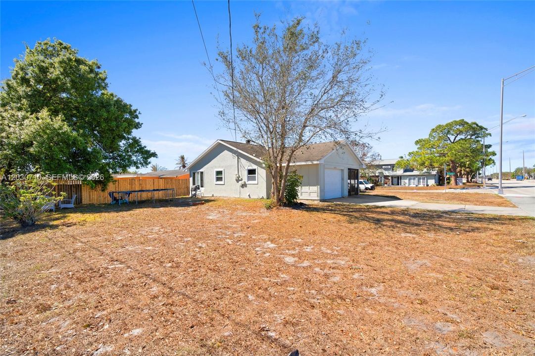 For Sale: $330,000 (3 beds, 2 baths, 1290 Square Feet)